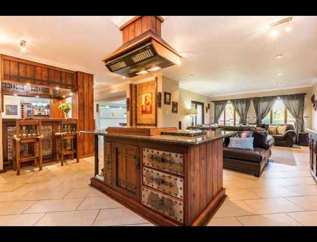 6 BEDROOM HOUSE FOR SALE IN MIDSTREAM ESTATE